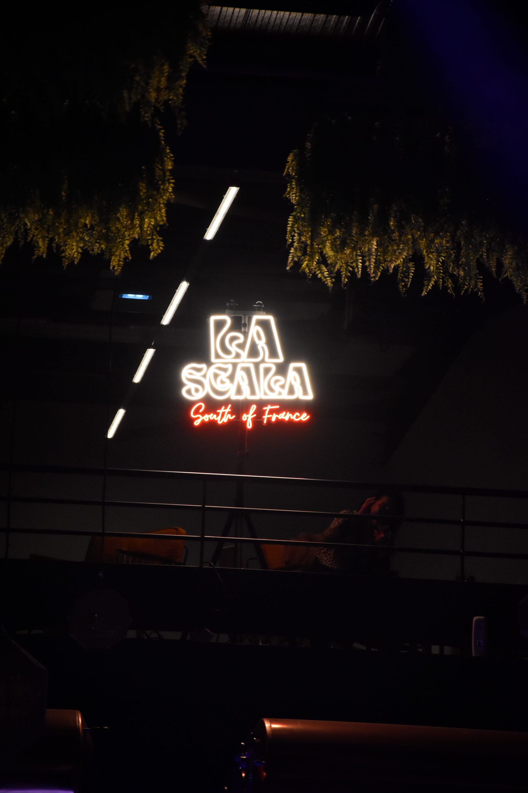 Enseigne néon La Scala South of France dans la pénombre