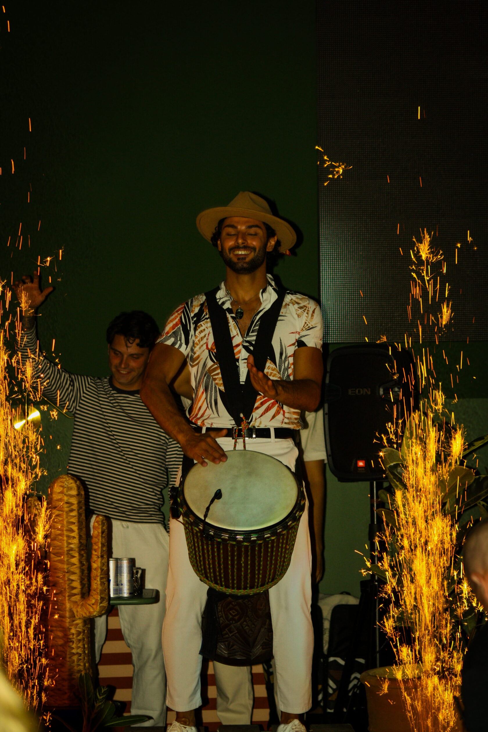 Percussionniste sur scène entre deux gerbes d’étincelles