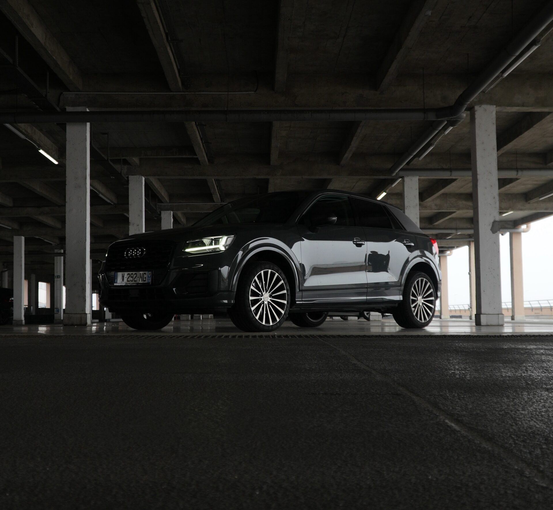Audi garée dans un parking souterrain, lumière rasante