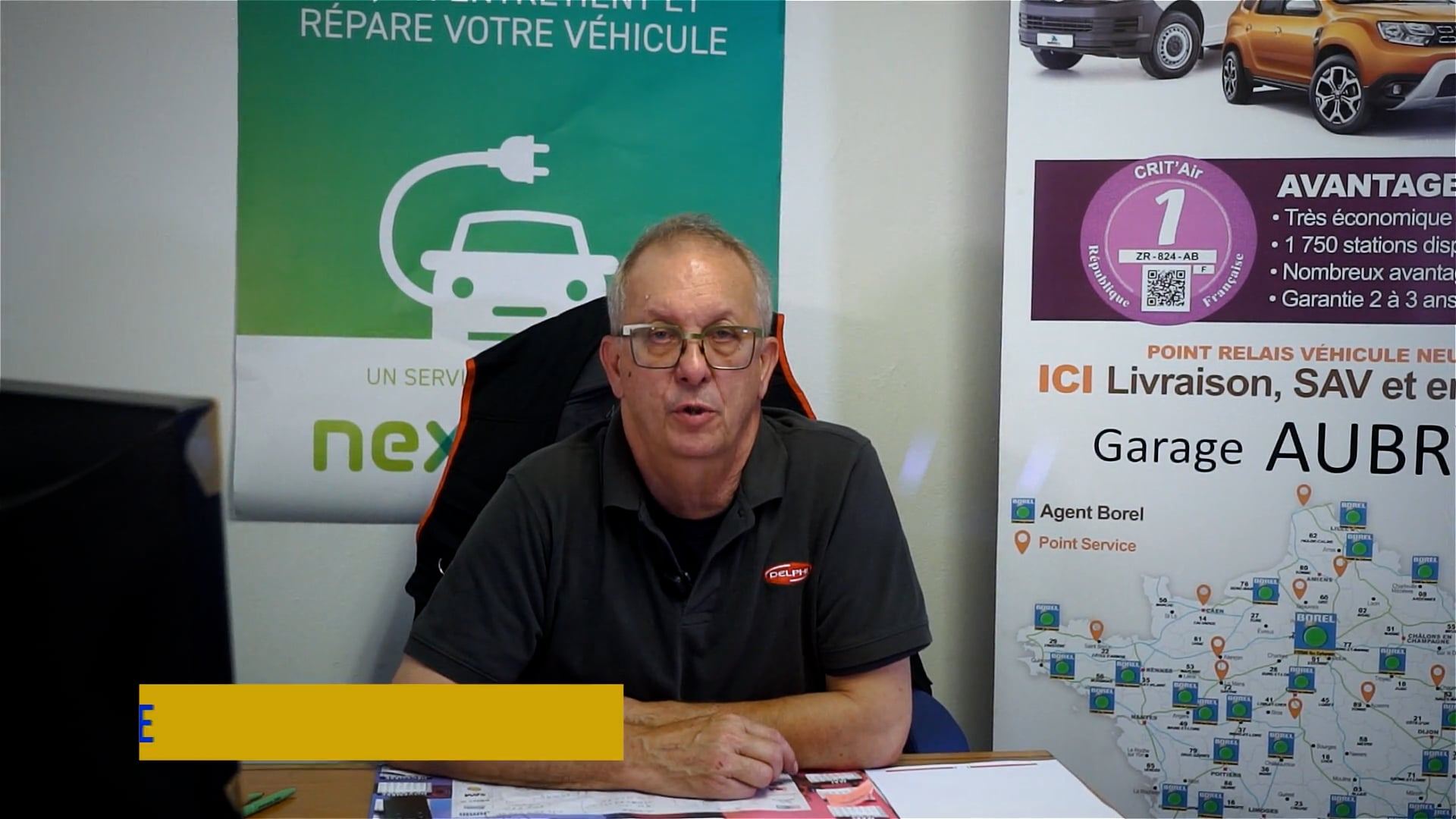 Image extraite de la vidéo du Garage Aubry : un homme à son bureau